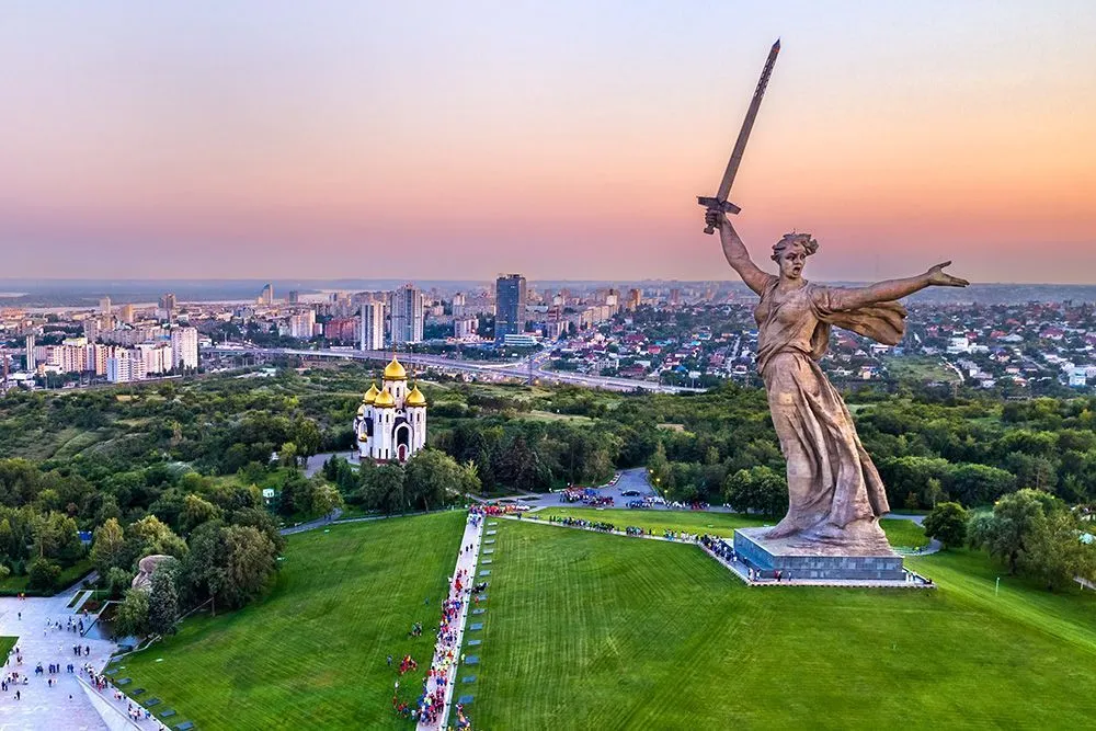 Скульптура 2 Родина мать