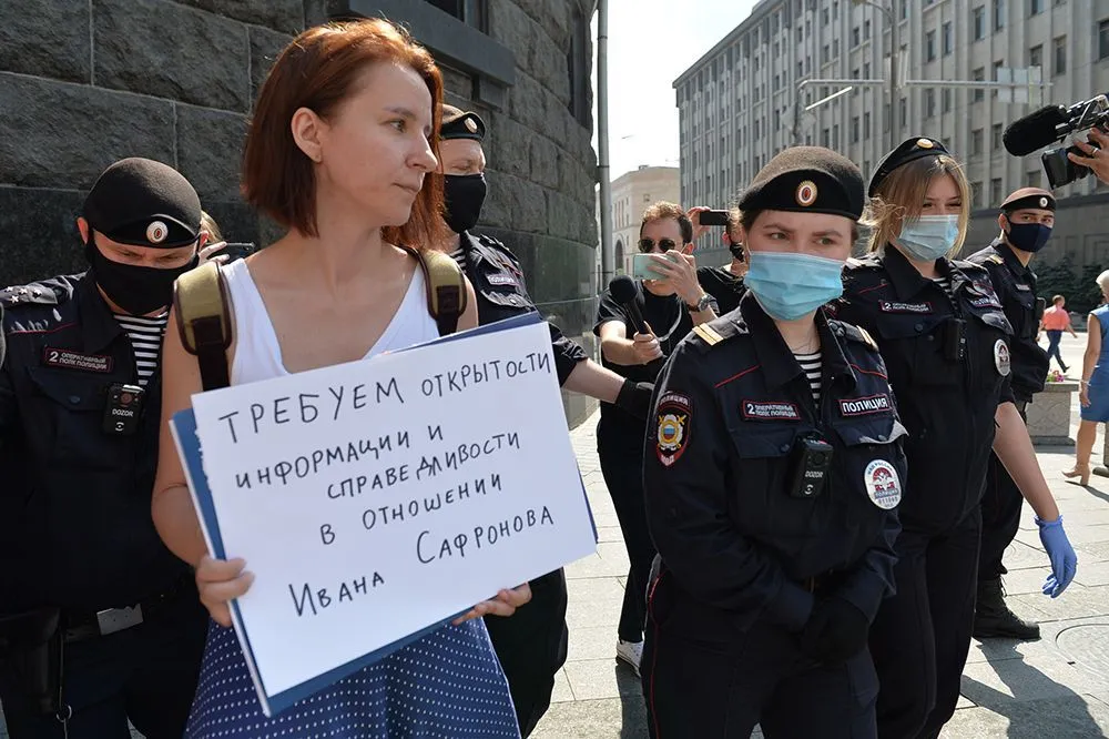 На пикетах в поддержку Ивана Сафронова в Москве начались задержания