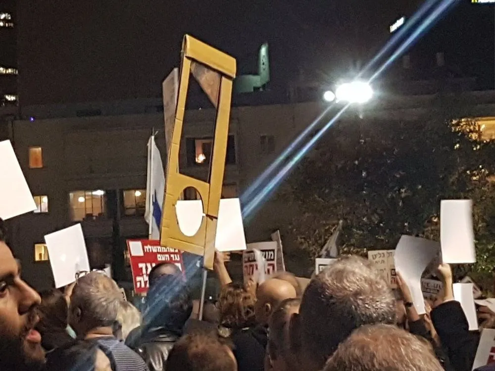 В Израиле на демонстрацию против коррупции принесли макет гильотины