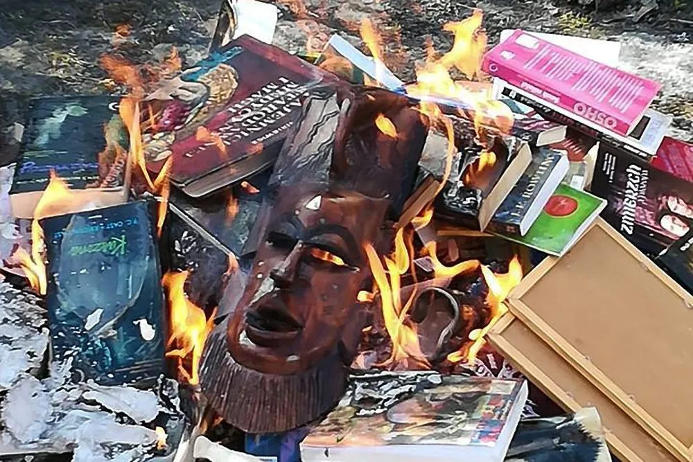В Польше католические активисты устроили публичное сожжение книг о Гарри Поттере, вампирах и оборотнях