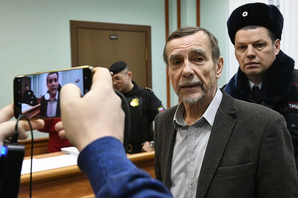 Правозащитник Лев Пономарев вышел из-под административного ареста