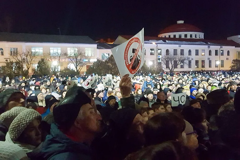 Тысячи жителей Волоколамска вышли на митинг, чтобы потребовать ввести режим ЧС