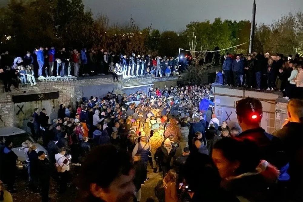 В Саратове местные жители вышли на митинг после того, как там нашли тело пропавшей 9-летней девочки