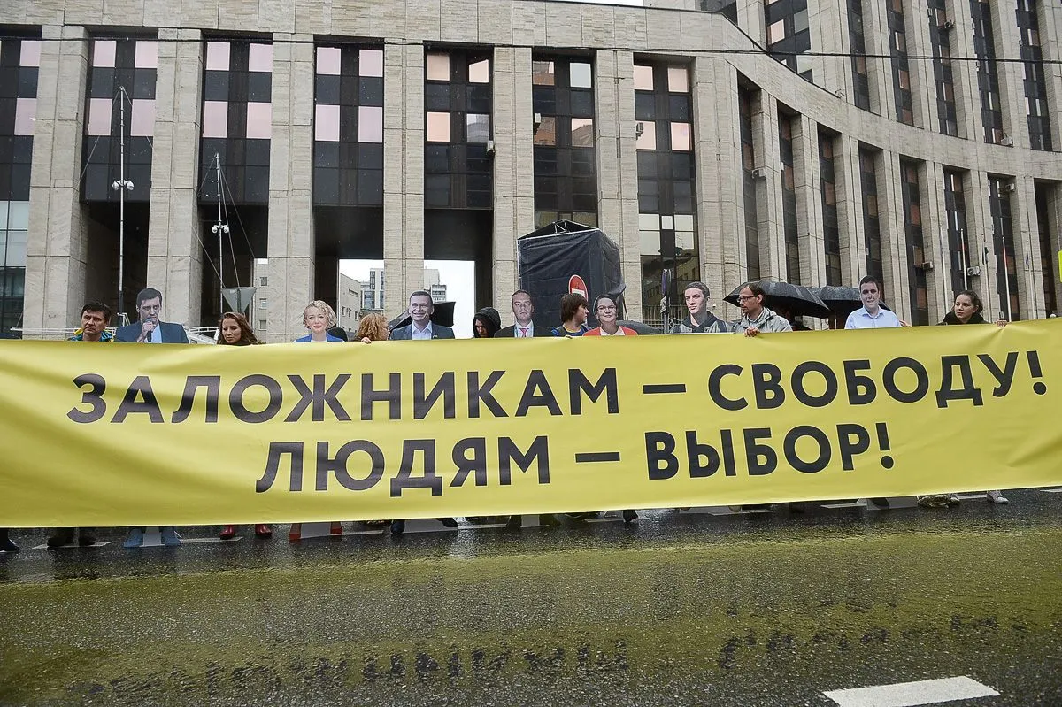 Желтый баннер на сахарова