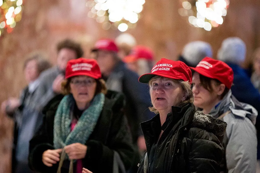 люди в кепках за трампа