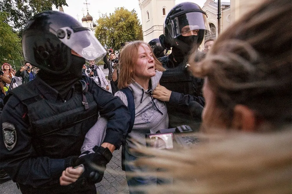 Девушка, которую ударили в живот после митинга в Москве, попала в больницу