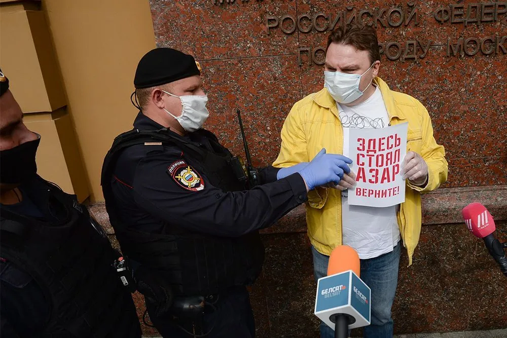 В Москве задержали журналистов на одиночных пикетах в поддержку Ильи Азара