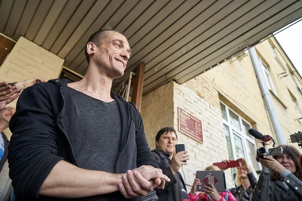 Художника-акциониста Павленского признали виновным в поджоге банка в Париже