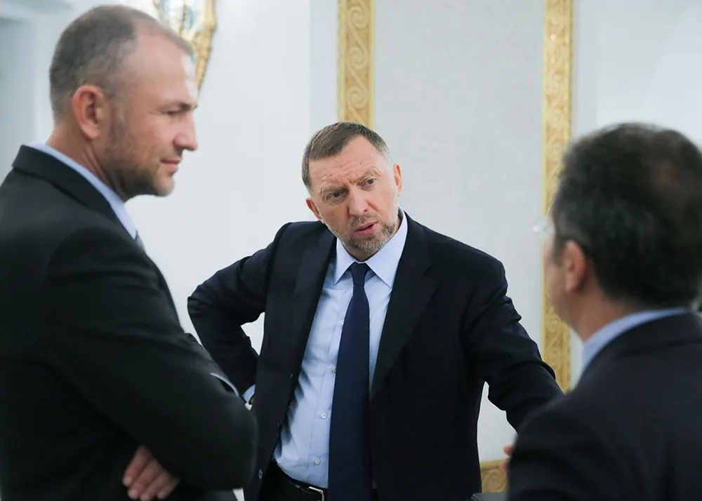 Банки Латвии перестали сотрудничать с российскими миллиардерами из санкционного списка США