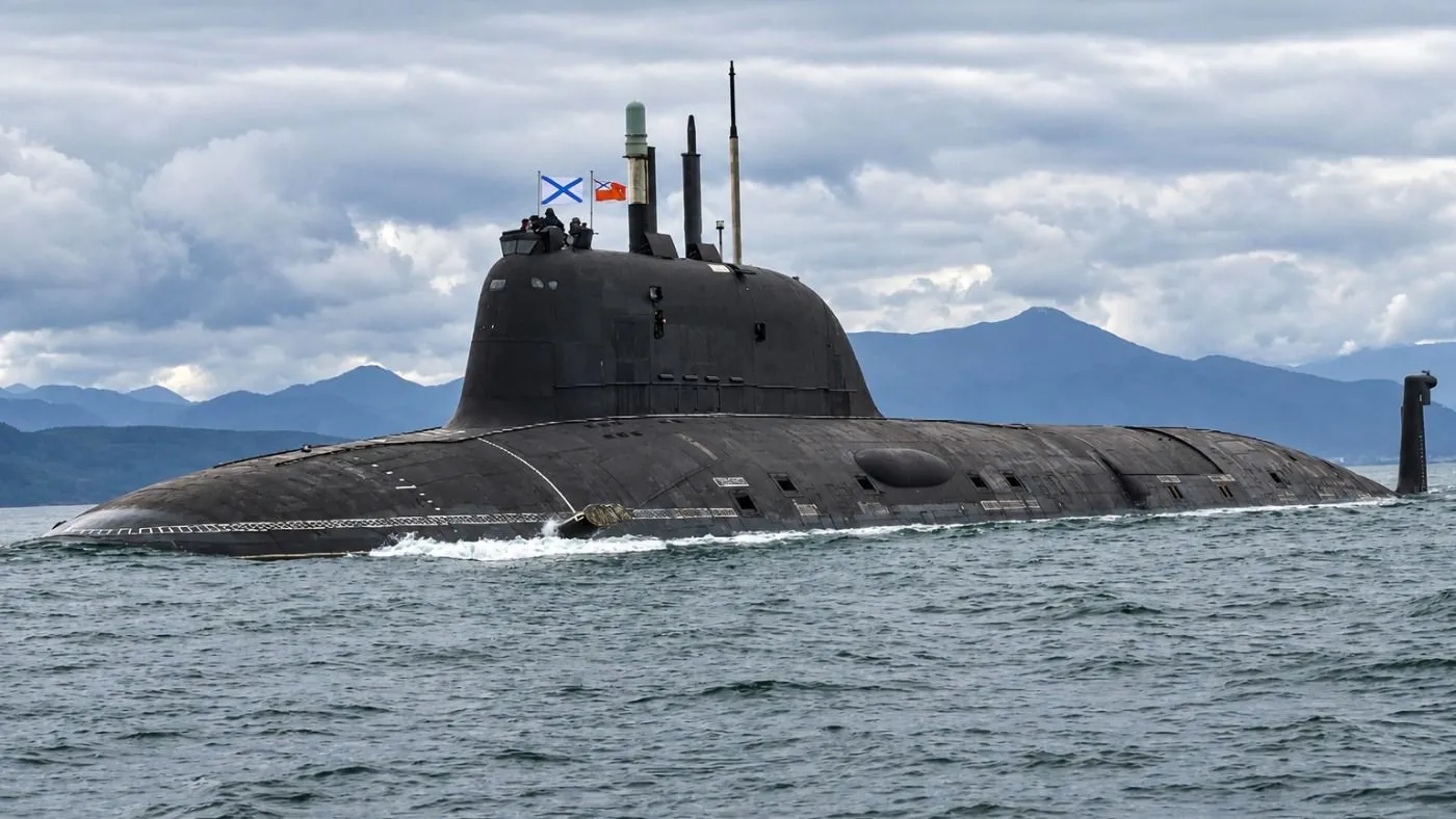 Чёрная подлодка в открытом море-1400.jpg