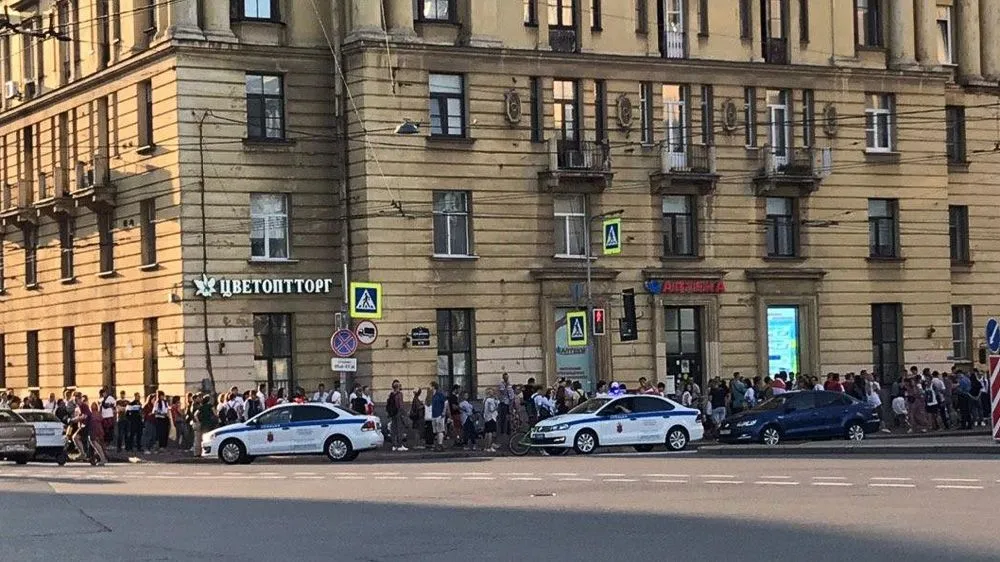 В Петербурге за пять минут до закрытия консульства