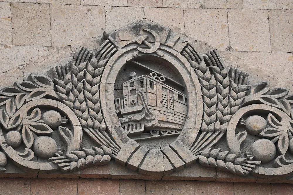барельеф