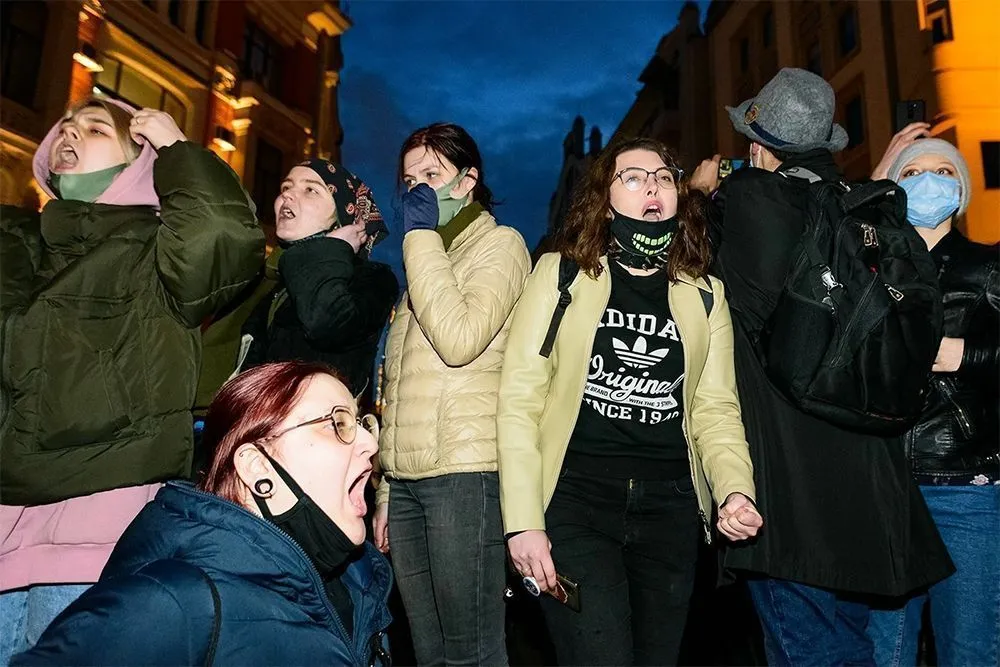 кричащие на митинге
