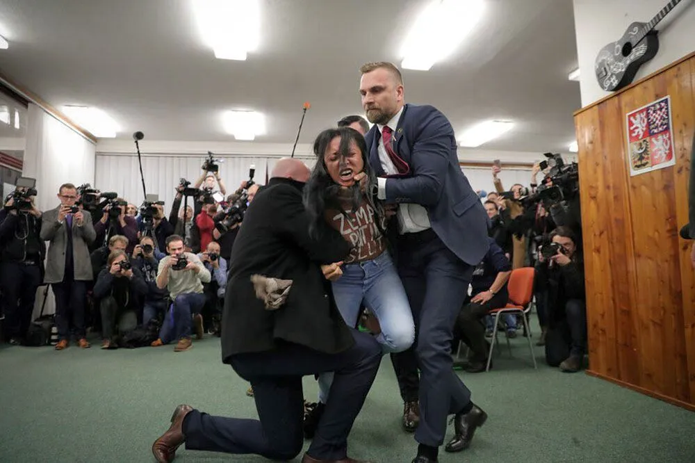 Активистка Femen получила условный срок за нападение на президента Чехии Милоша Земана