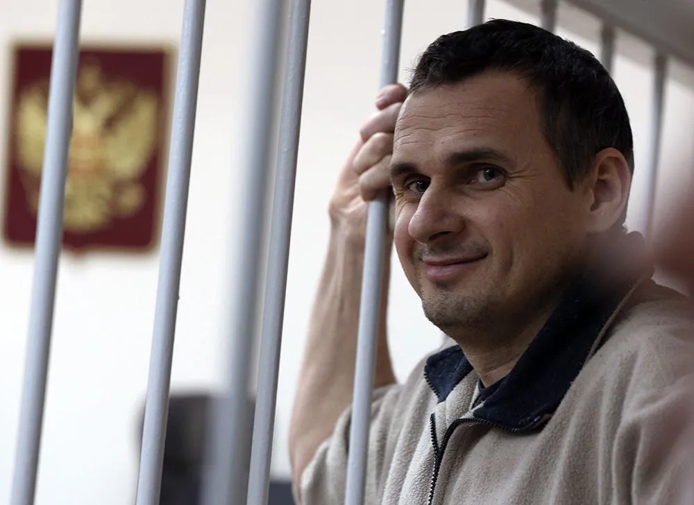 Песков: Сенцов сам должен инициировать решение вопроса о помиловании