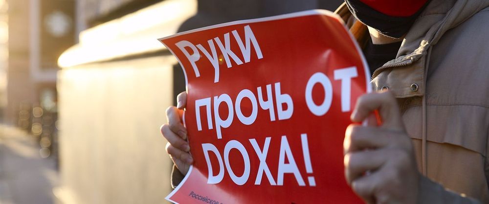Суд запретил редакторам Doxa пользоваться интернетом и выходить из дома