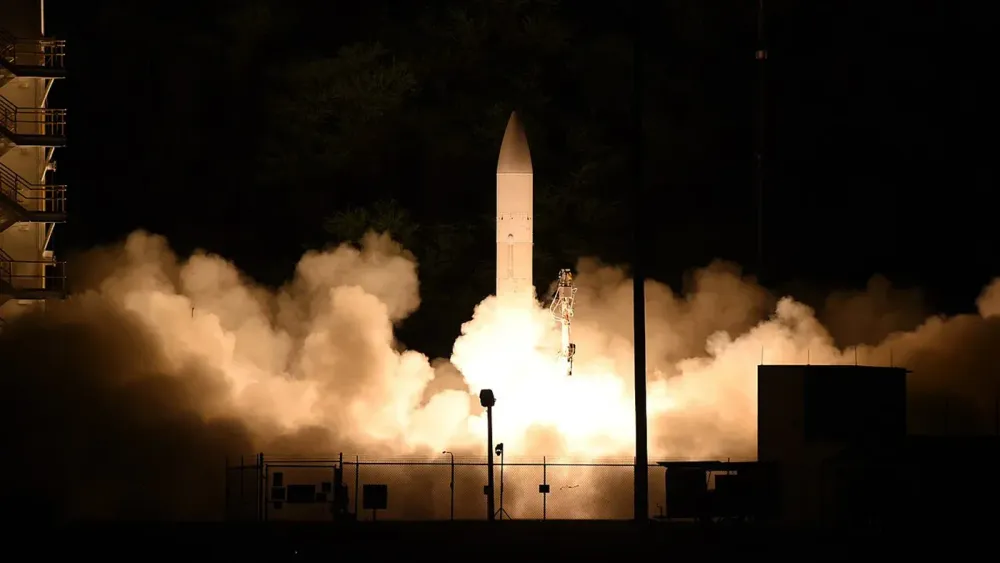 1280px-US_DoD,_Navy,_Army_jointly_conducted_a_flight_experiment_of_a_common_hypersonic_glide_body_from_Pacific_Missile_Range_Facility,_Hawaii_on_19_March_2020