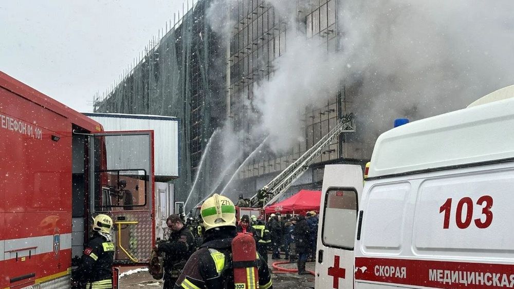 Экстренные службы на месте пожара на стройке в районе Аэропорт