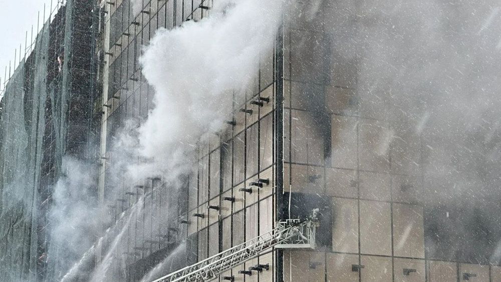 Экстренные службы на месте пожара на стройке в районе Аэропорт