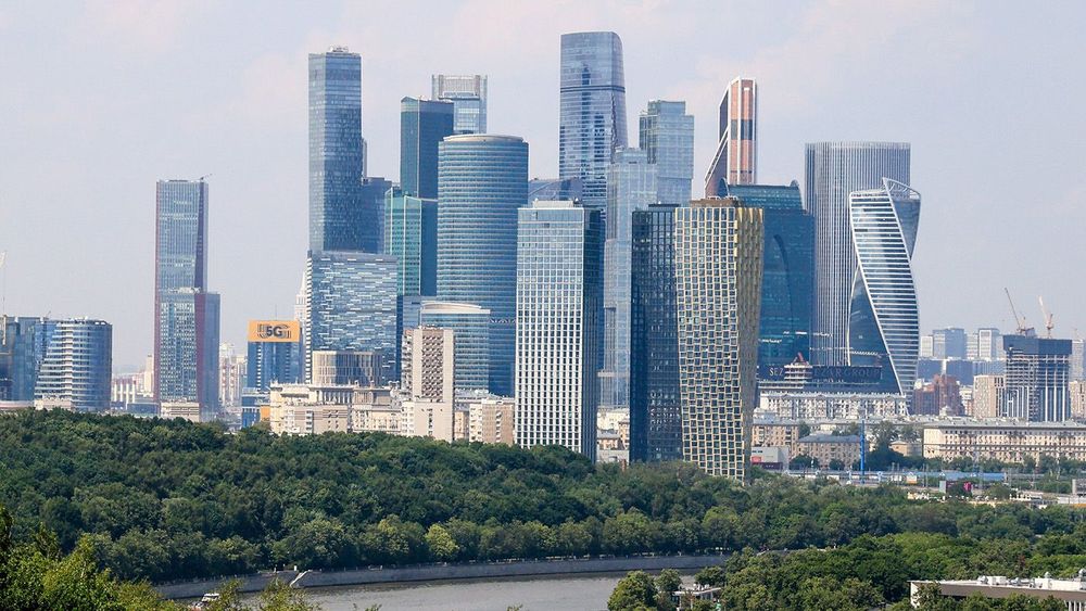 Виды Москвы и городские жанры в жаркую погоду