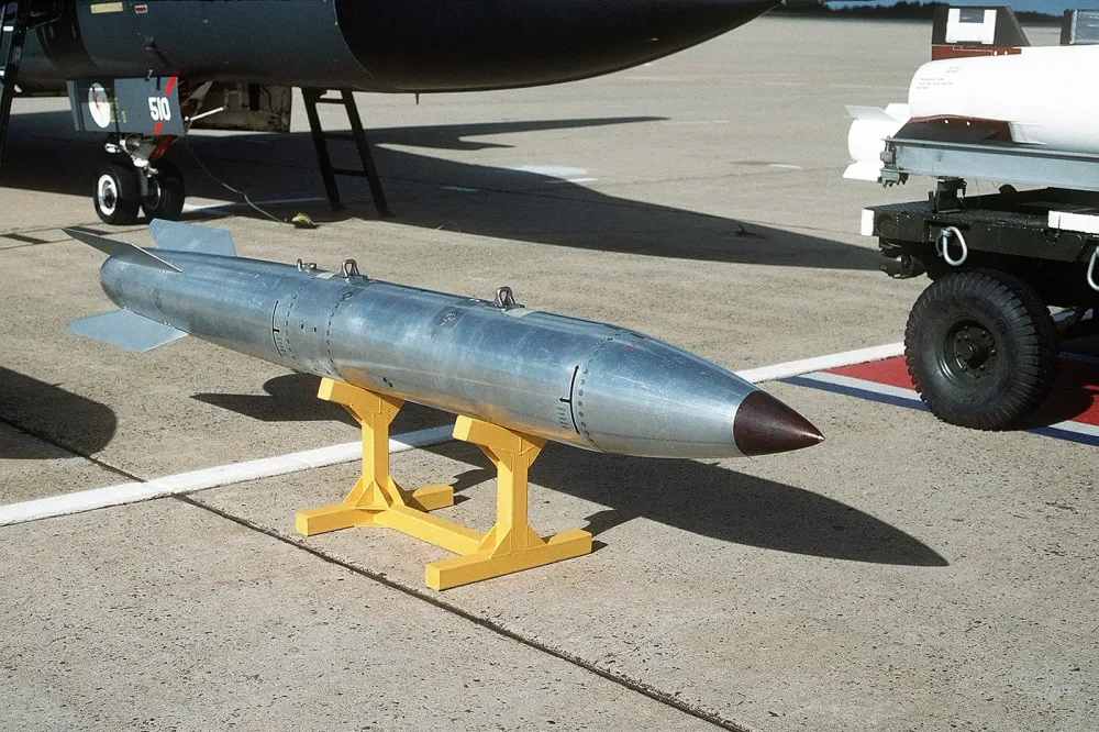 1920px-A_view_of_a_B-61_nuclear_bomb_trainer_being_shown_at_a_static_display_of_a_509th_Bomb_Group_FB-111_aircraft_-_DPLA_-_6d260fb453aa0a3823b4b65ef802ba58