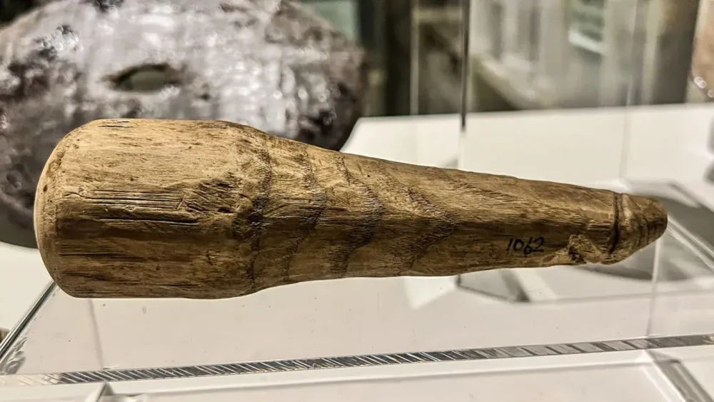 230220083954-01-roman-wooden-phallus