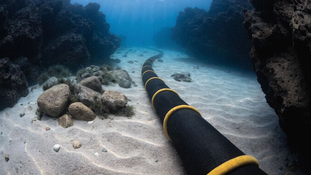 2underwater-documentary-photograph-of-a-submarine-f (1)