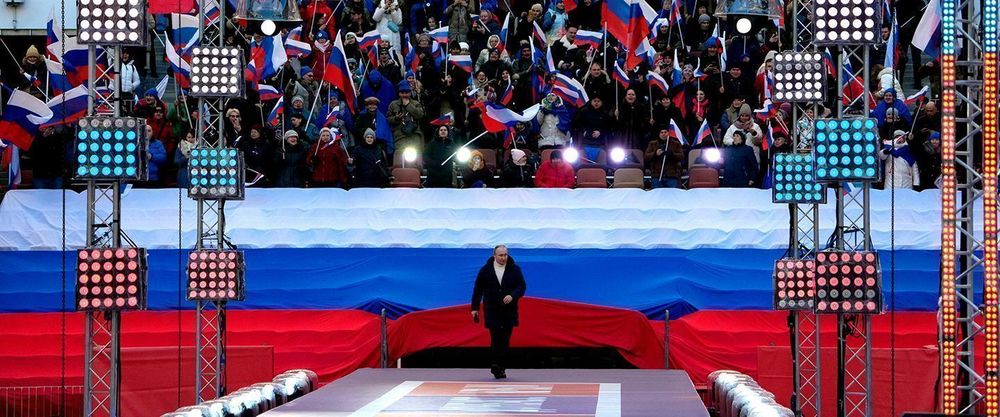 «Крымчане поставили жесткий барьер нацистам». Путин выступил на концерте-митинге в Лужниках