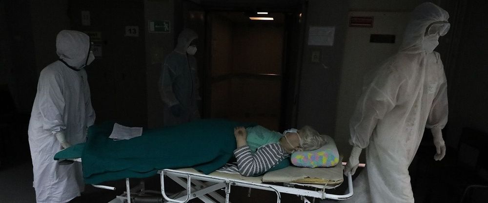 В России впервые с октября от коронавируса умерло менее 1000 человек за сутки
