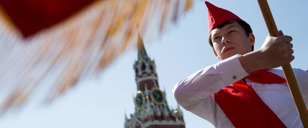 Реконструкция СССР и отсутствие идеологии. Эксперты оценили идею возродить пионерию в России