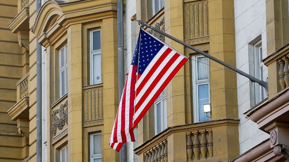 Флаг на здании посольства США в Москве