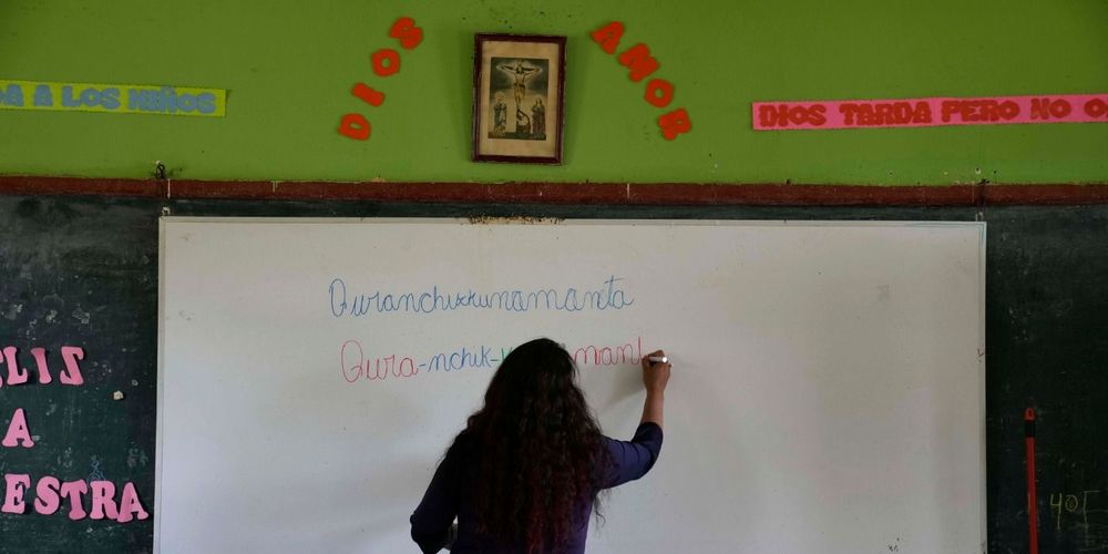 Без макияжа и цветных волос: власти Перу решили ввести жесткий дресс-код в госшколах
