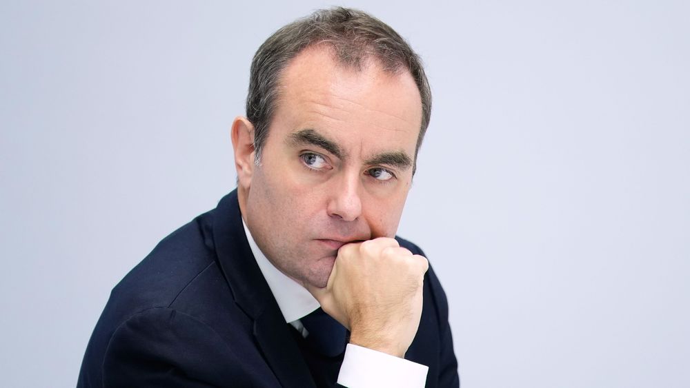Премьер Франции поручил операторам подготовиться к блокировке соцсетей из-за протестов