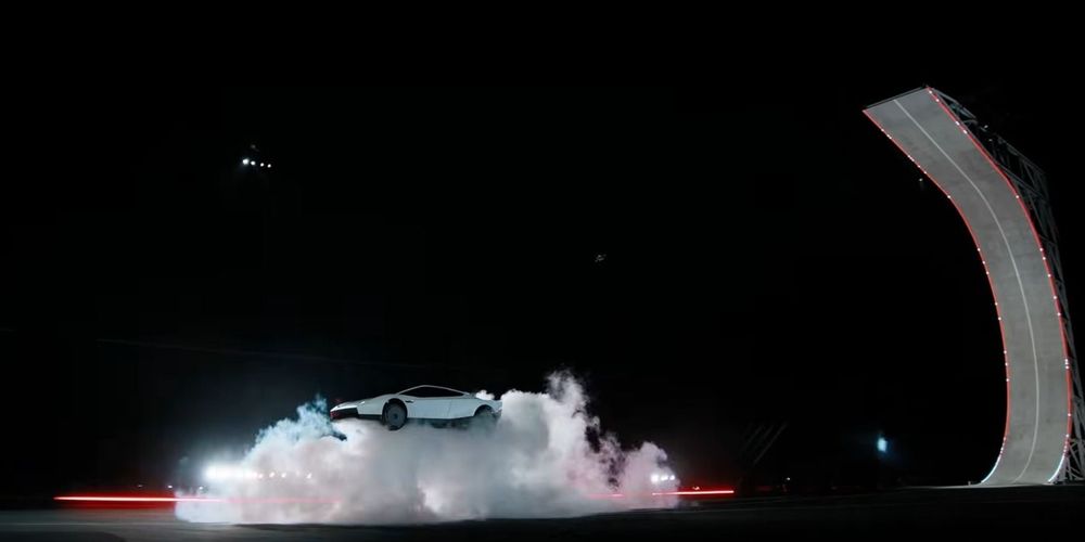 Россиян предупредили о рисках управления летающей Tesla