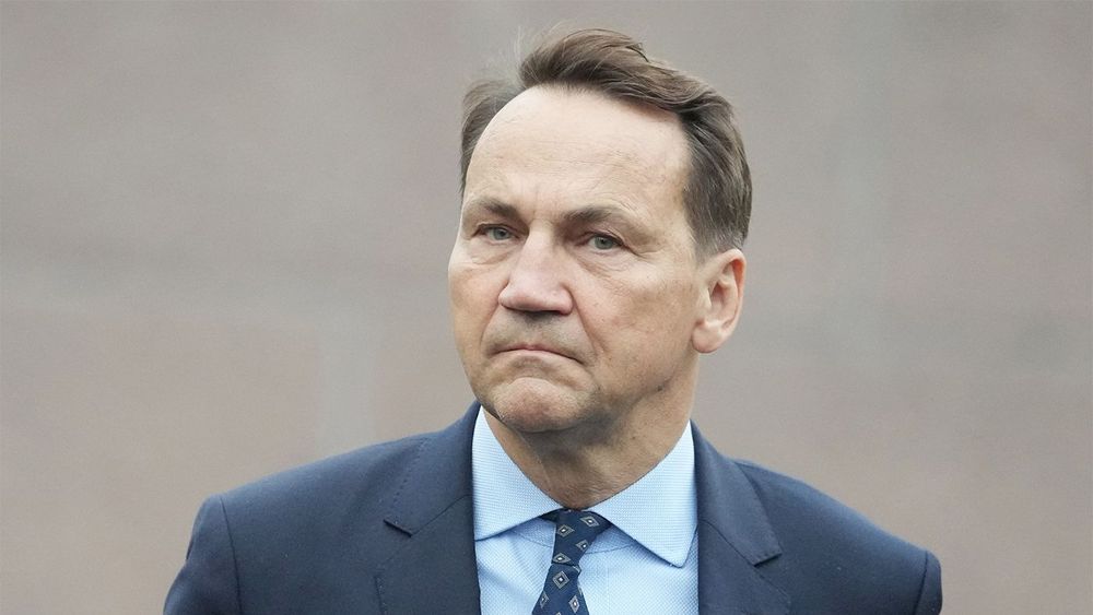 Глава МИД Польши пожелал Маску улететь с Земли