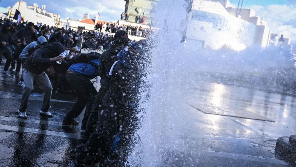 Во Франции задержали более 1,8 тыс. участников протестов, в Лиможе сгорела мэрия