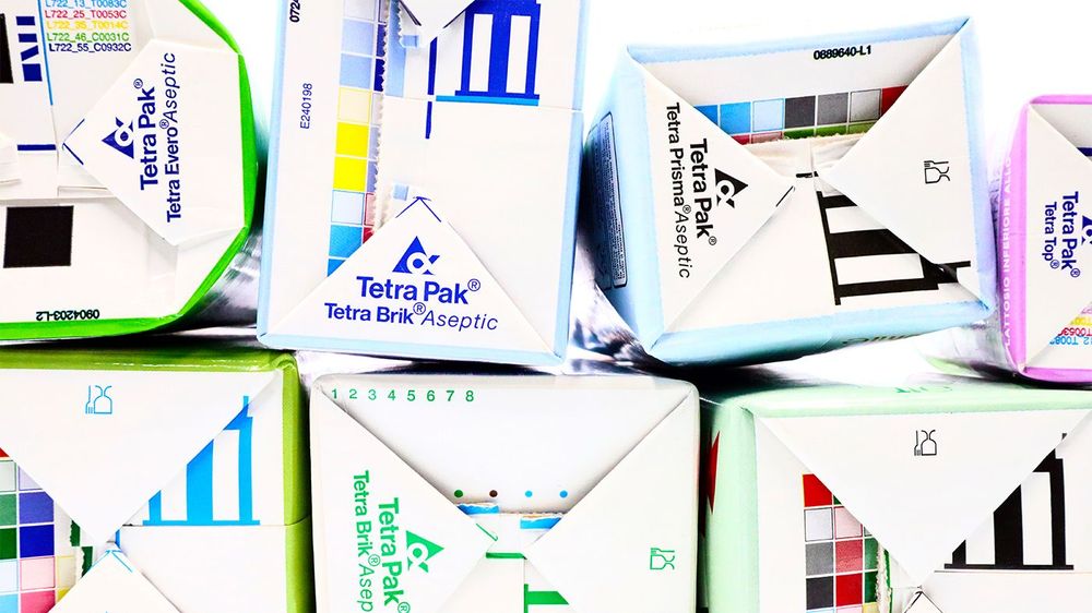 На заводах Tetra Pak заканчивается краска. Упаковки соков и вина станут белыми