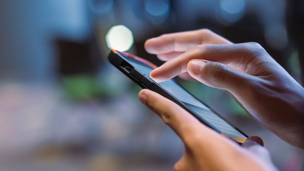 Close-up male hand using smartphone at meeting room blur bokeh b