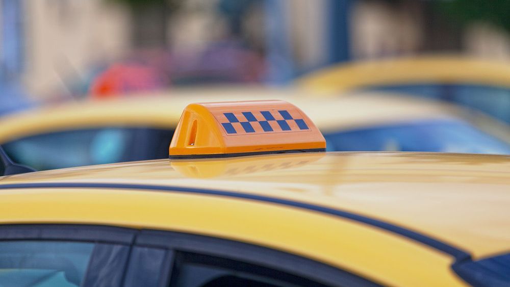 Yellow Russian taxi sign