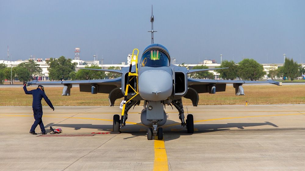 jas 39 gripen and machinist