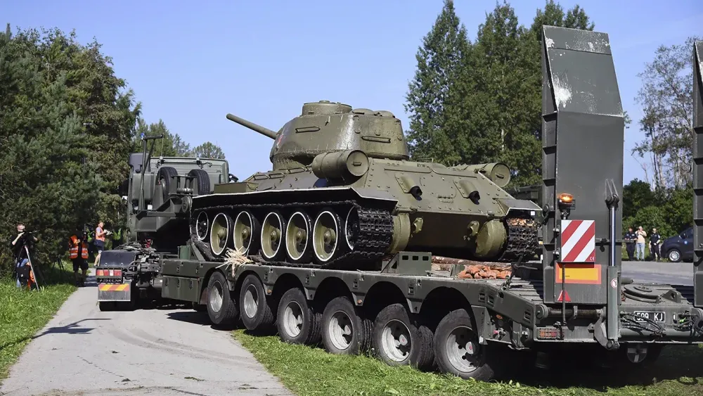 Минобороны заявило о планах восстановить в России снесенные за рубежом военные памятники