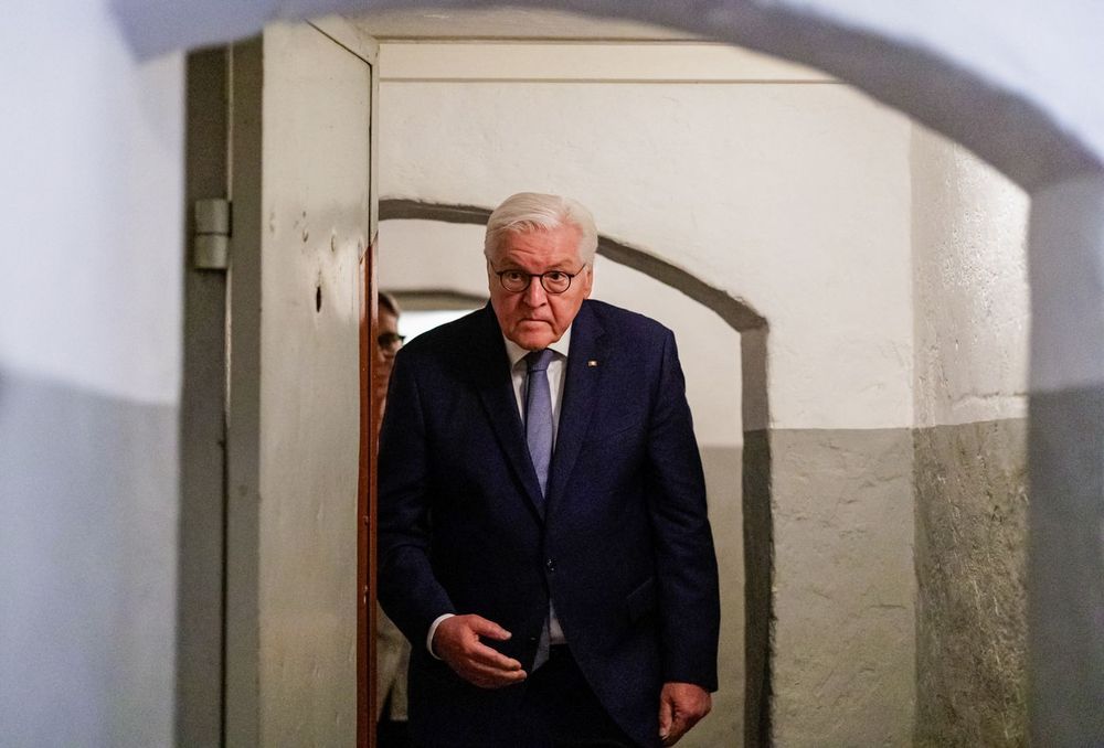 Jens Schluter/AP