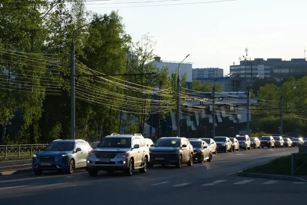 автомобили машины транспорт дорога движение пробка лето
