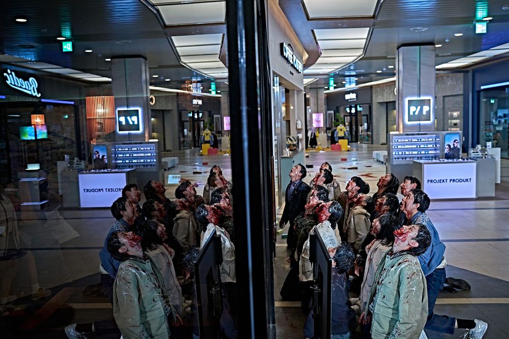 Colony_Still_01