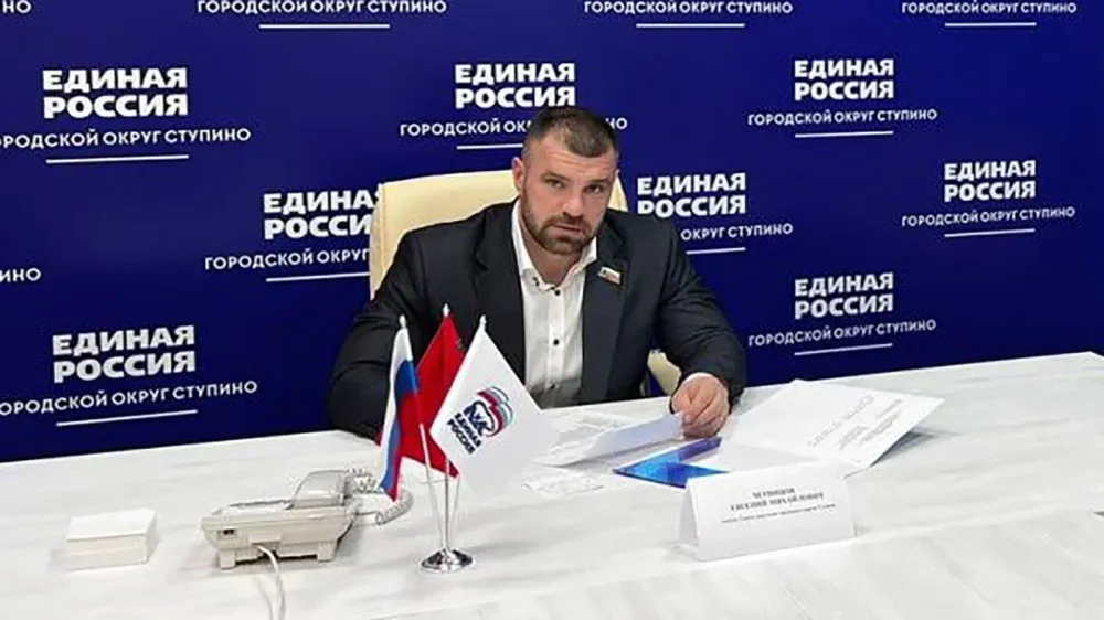 deputat-evgenij-chernitsov-pomog-zhitelyam-v-opilovke-vetkhogo-dereva.1.jpg_212576225