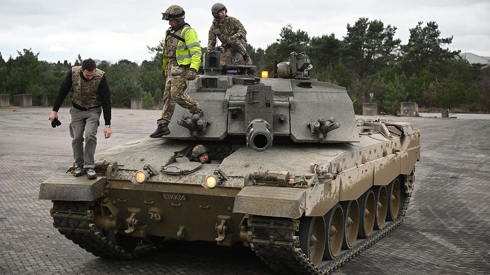 Ukrainian Army Volunteers Are Trained On Challenger Tanks
