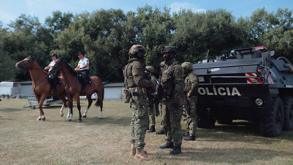 Slovak police force and armed forces train to fight illegal migration and smuggling on border with Ukraine