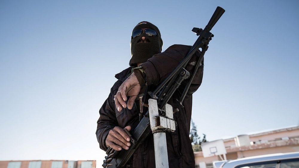 Ein Peshmerga Kдmpfer hдlt nach dem Sieg gegen den Islamischen Staat in der Stadt Sindschar im Nordi