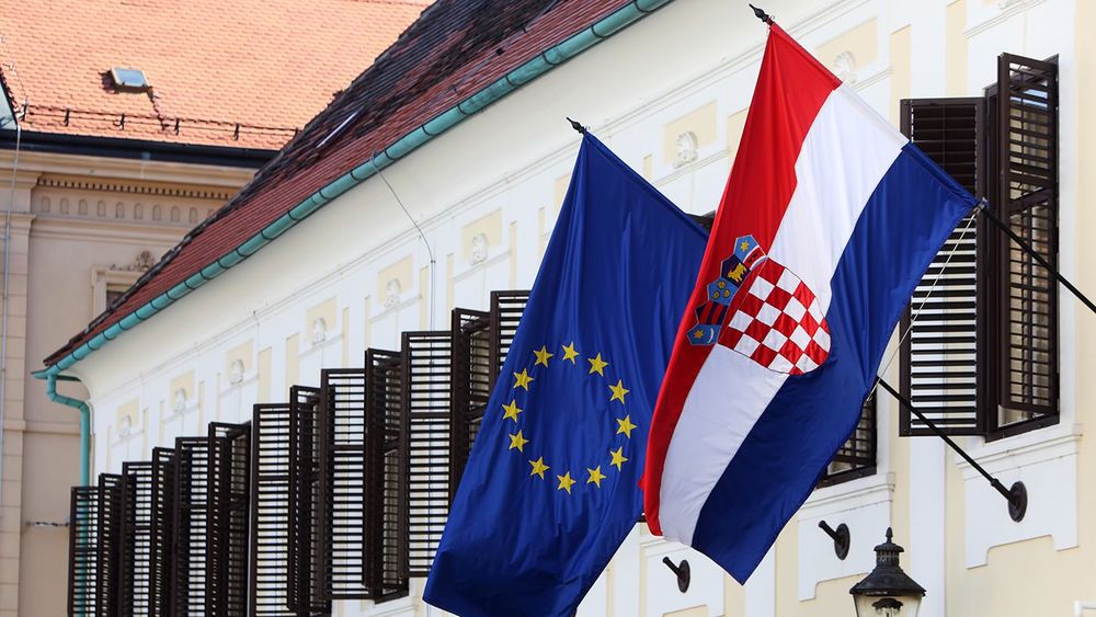 EU and Croatian flags together on Government building