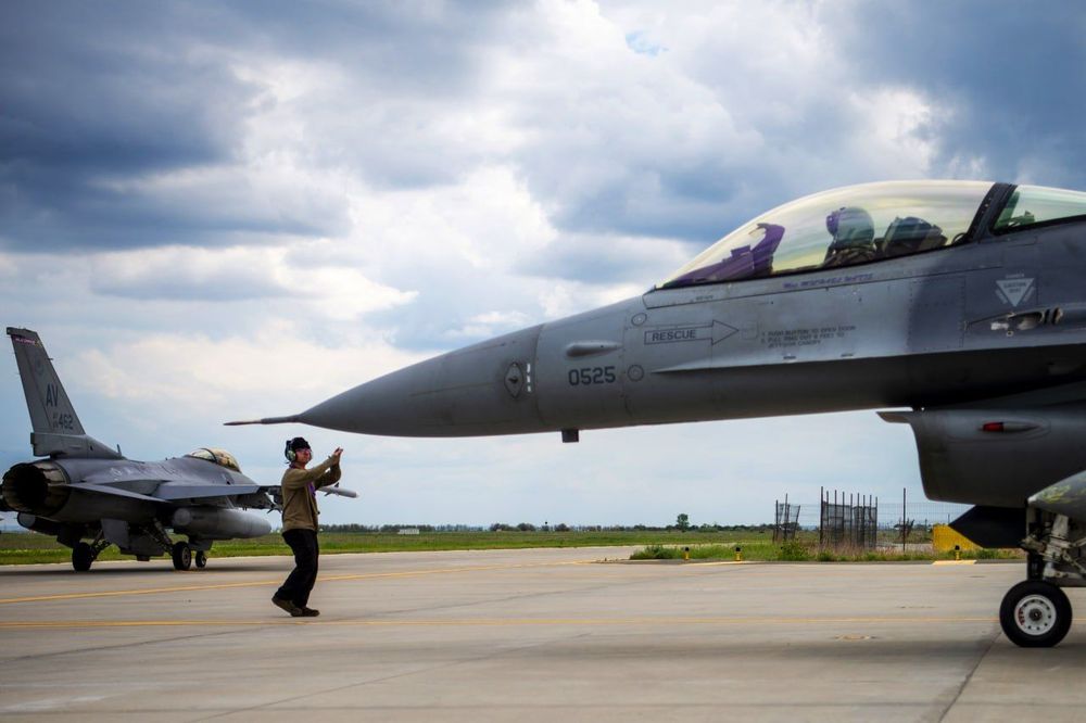 истребитель F-16 самолет США НАТО военный